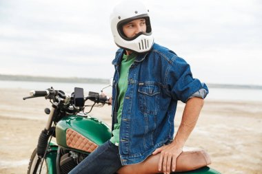 Sıradan kıyafetler giyen yakışıklı genç adam.