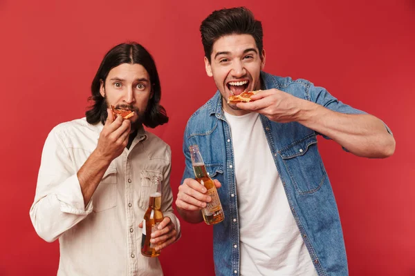 Photo of young excited guys fans drinking beer and eating pizza — Stock Photo, Image