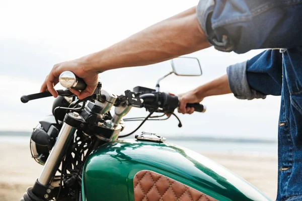 Close up of a man holding handle bars — Φωτογραφία Αρχείου