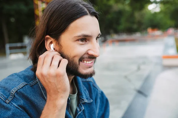 Sorridente bruna hipster uomo ascoltare musica — Foto Stock