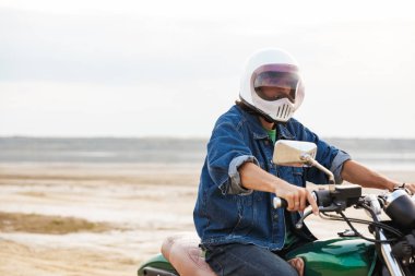 Sıradan kıyafetler giyen yakışıklı genç adam.