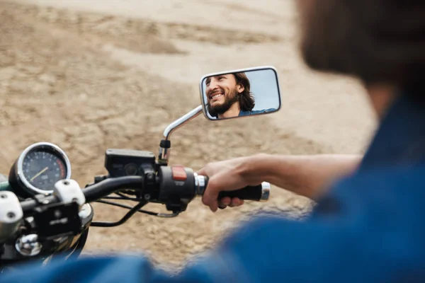 Чоловік на велосипеді на відкритому повітрі на пляжі. Фокус на дзеркалі . — стокове фото