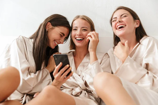 Girls women friends indoors on bed at the hen party — 스톡 사진