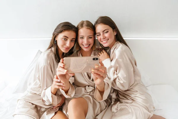 Girls women friends indoors on bed at the hen party — 스톡 사진