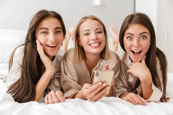 Ragazze donne amiche al chiuso sul letto al partito di addio al nubilato — Foto Stock