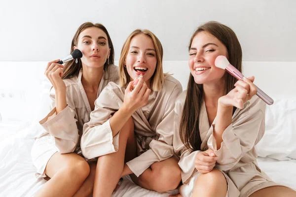 Dívky ženy přátelé uvnitř v posteli na dámské párty — Stock fotografie