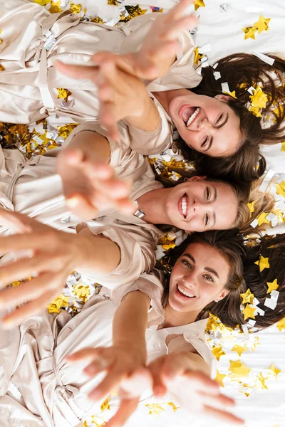 Chicas mujeres amigos en el interior de la cama en la despedida de soltera —  Fotos de Stock