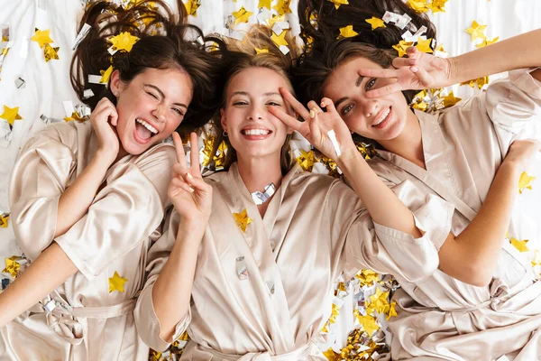 Girls women friends indoors on bed at the hen party — 스톡 사진