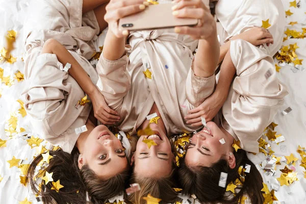 Meisjes vrouwen vrienden binnen op bed op de kip partij — Stockfoto
