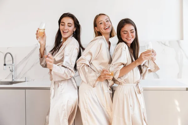 Alegre chicas jóvenes mujeres bebiendo champán . — Foto de Stock