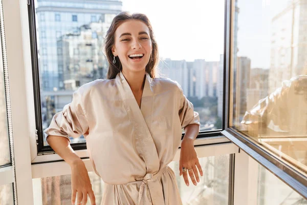 Increíble joven mujer cerca de grandes ventanas . — Foto de Stock