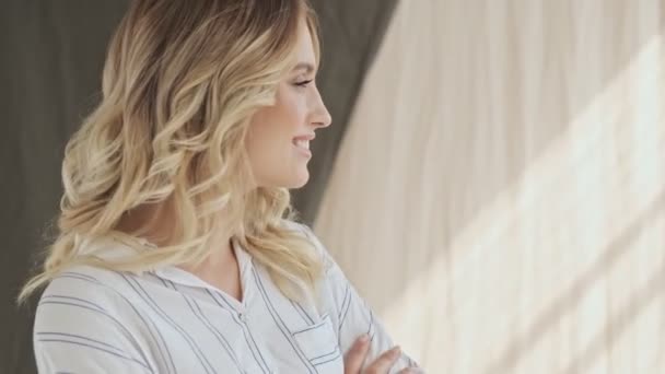 Atraktivní Elegantní Blondýnka Usmívá Stojí Rukama Zkříženýma Studiu Přes Tkaniny — Stock video