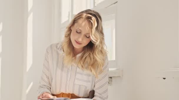 Una Joven Tranquila Positiva Está Leyendo Libro Una Oficina Blanca — Vídeo de stock