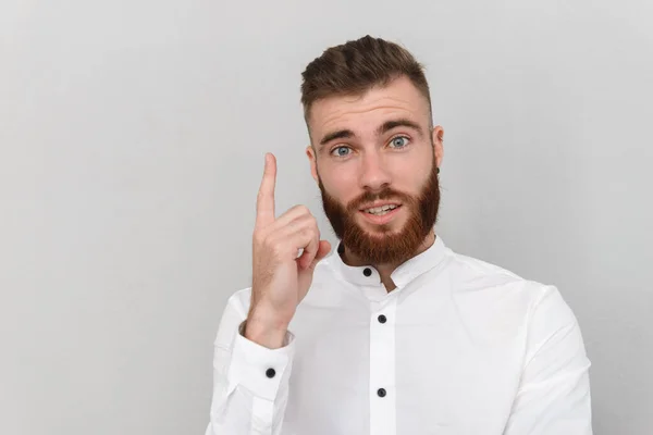 Imagen del hombre barbudo sorprendido apuntando con el dedo hacia arriba — Foto de Stock