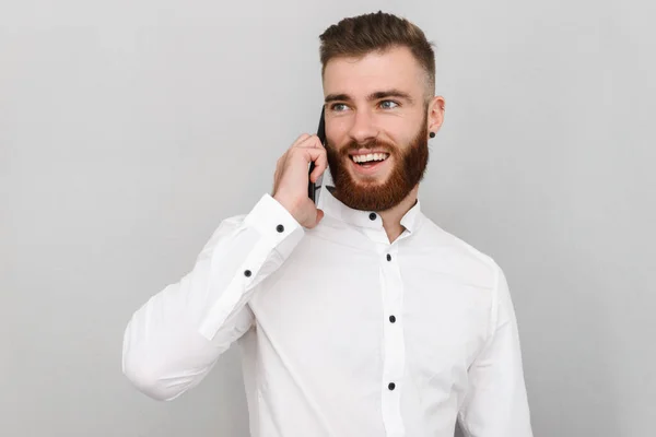 Image d'un homme heureux barbu souriant et parlant sur son téléphone portable — Photo