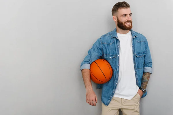 Immagine di un uomo barbuto compiaciuto che tiene il basket e sorride — Foto Stock