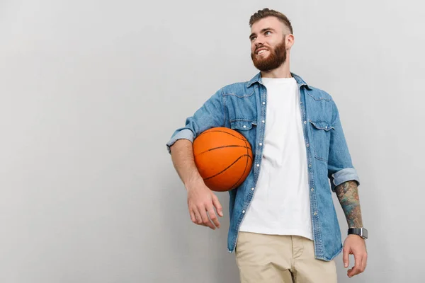 Gambar pria berjenggot senang memegang basket dan tersenyum — Stok Foto