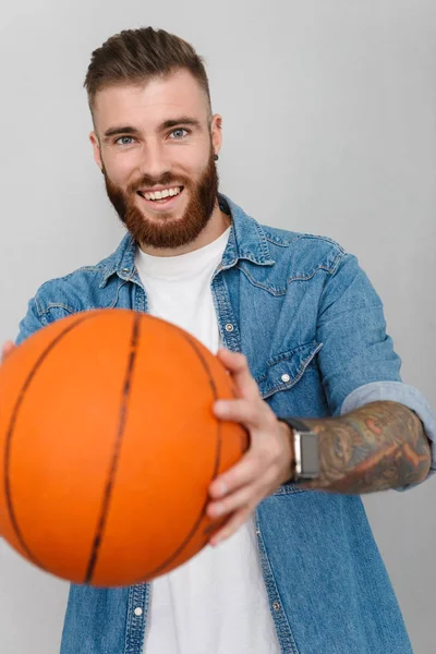 Immagine di un uomo barbuto compiaciuto che tiene il basket e sorride — Foto Stock