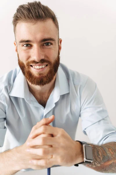 Empresario aislado posando sobre fondo de pared blanco . — Foto de Stock