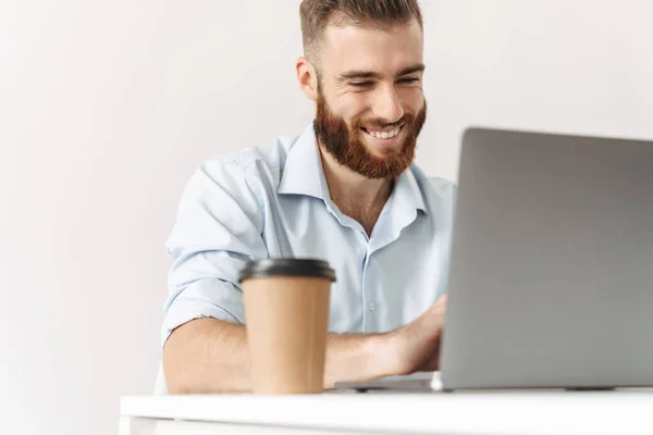 Fröhlich optimistischer junger Geschäftsmann mit Laptop-Computer — Stockfoto