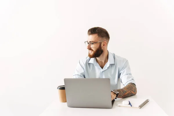 Glada optimistiska unga affärsman med hjälp av bärbar dator — Stockfoto