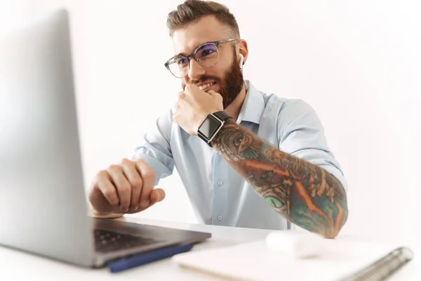 Empresário isolado usando computador portátil — Fotografia de Stock