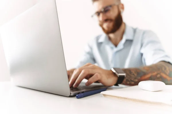 Joven empresario optimista alegre usando ordenador portátil — Foto de Stock