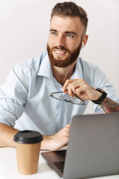 Jovem empresário otimista alegre usando computador portátil — Fotografia de Stock