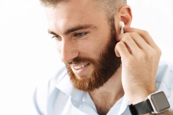 Pozytywny młody biznesmen słuchający muzyki ze słuchawkami. — Zdjęcie stockowe