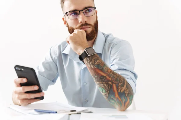 Concentrato giovane uomo d'affari utilizzando il telefono cellulare . — Foto Stock
