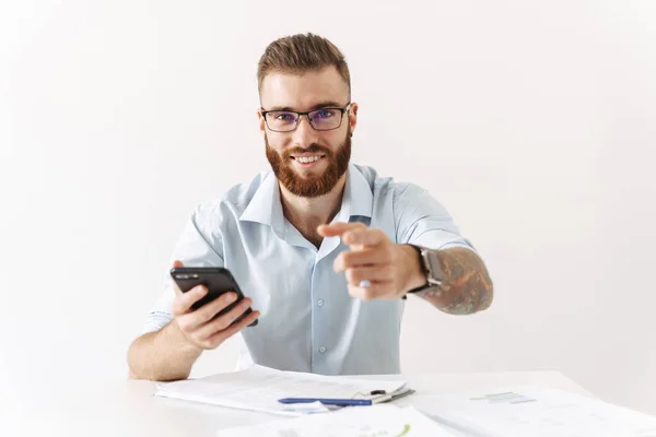 Positiv ung affärsman som använder mobiltelefon. — Stockfoto