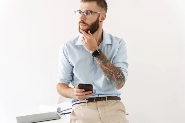 Empresario aislado usando teléfono móvil . — Foto de Stock