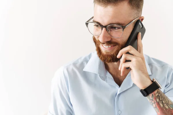 Glad ung affärsman talar med mobiltelefon. — Stockfoto