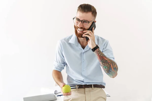 Pozitivní mladý podnikatel mluví pomocí mobilního telefonu — Stock fotografie