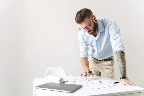 Imprenditore isolato lavoro con documenti . — Foto Stock