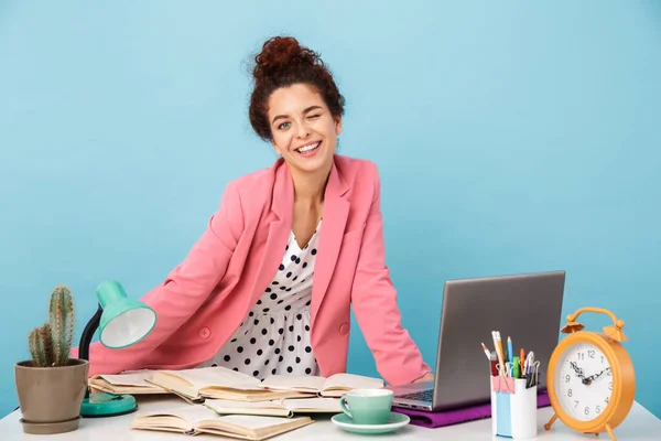 Imagen de la joven feliz sonriendo y guiñando el ojo a la cámara — Foto de Stock