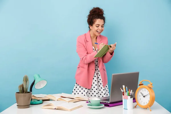 Imagen de una joven feliz tomando notas en el diario y riendo — Foto de Stock