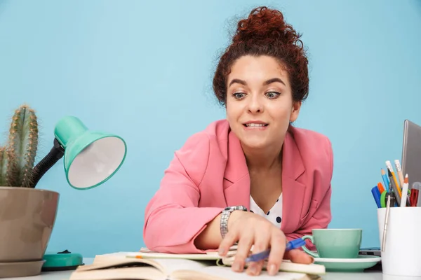 Imagen de primer plano del diario de lectura de la mujer enfocada mientras trabaja en el escritorio — Foto de Stock