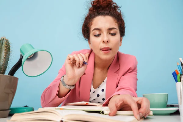 Imagen de la mujer pensante leyendo y tomando notas en el diario de trabajo — Foto de Stock