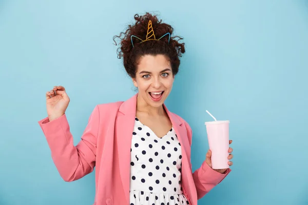 Imagem de mulher branca divertida segurando copo de papel e sorrindo — Fotografia de Stock