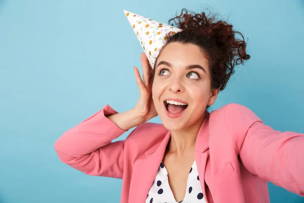 Image of funny caucasian woman taking selfie photo and smiling — Stock Photo, Image