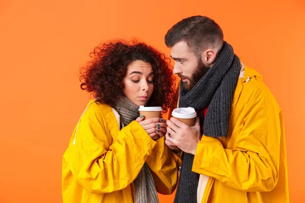 Eingefrorenes Liebespaar hält Kaffee. — Stockfoto