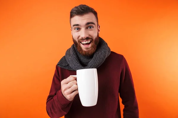 快乐的男人戴着围巾，端着一杯热茶. — 图库照片