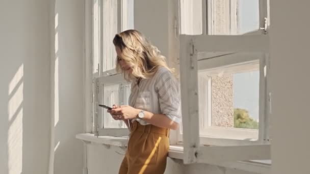 Una Mujer Muy Sonriente Con Pelo Rubio Está Utilizando Teléfono — Vídeo de stock