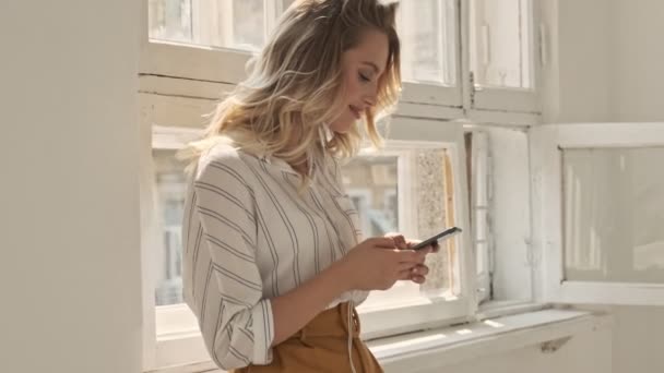 Hermosa Mujer Soñadora Con Cabello Rubio Está Utilizando Teléfono Inteligente — Vídeo de stock