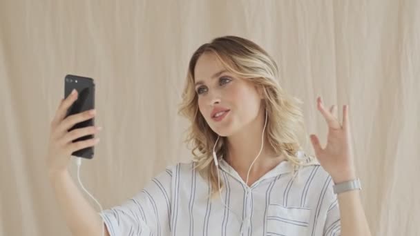 Vacker Kvinna Med Blont Hår Har Ett Videosamtal Sin Mobiltelefon — Stockvideo