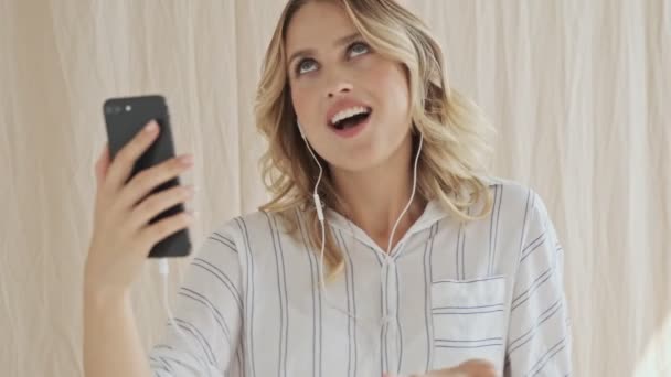 Una Atractiva Mujer Sonriente Con Pelo Rubio Está Teniendo Una — Vídeo de stock