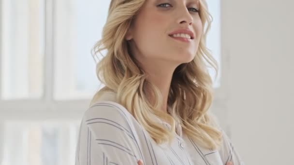 Krásná Usmívající Žena Blond Vlasy Stojí Zkříženýma Rukama Bílé Kanceláři — Stock video