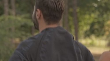 Parkta birlikte koşan genç ve güzel çiftin arka görüntüsü.