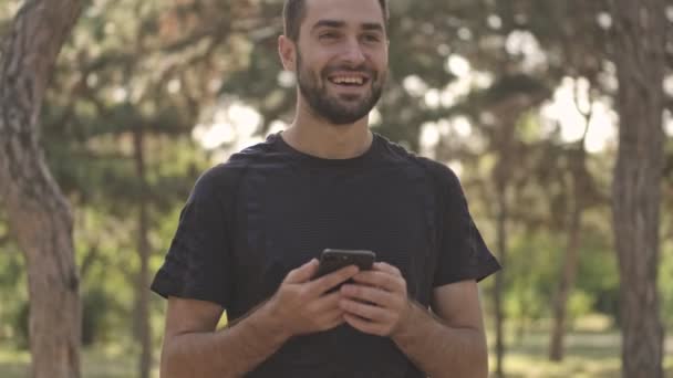 Desportista Bonito Pensativo Feliz Pensando Algo Olhando Redor Enquanto Escreve — Vídeo de Stock